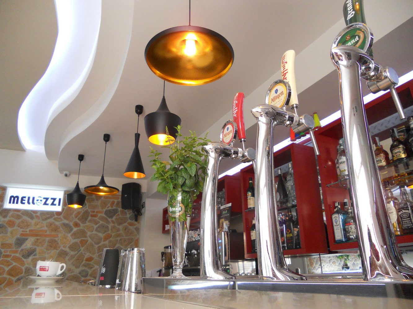 Bar con soffitto dalle forme sinuose