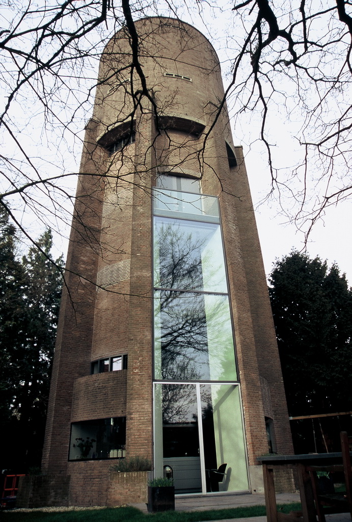 Torre ristrutturata in mattoni e vetro