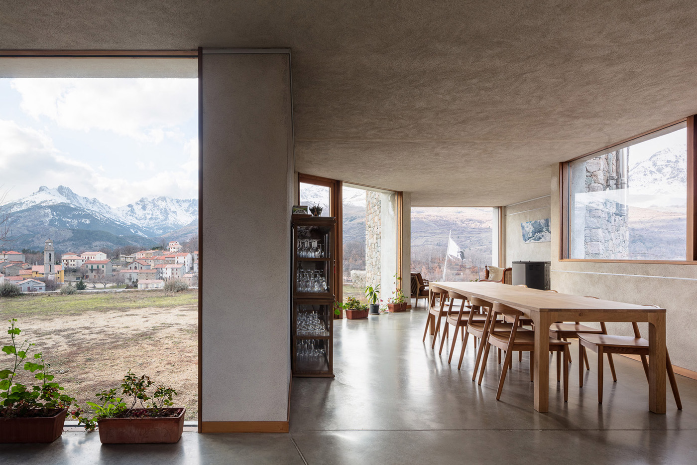 comedor con mesa de madera y suelo de hormigón