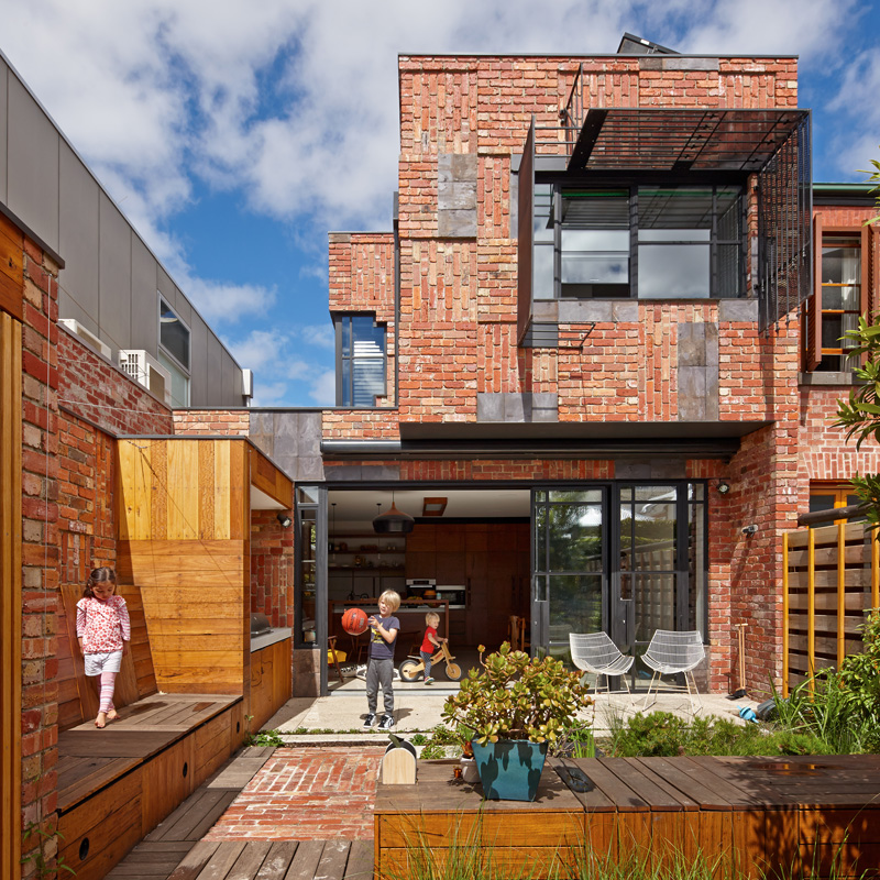 Maison en briques avec terrasse