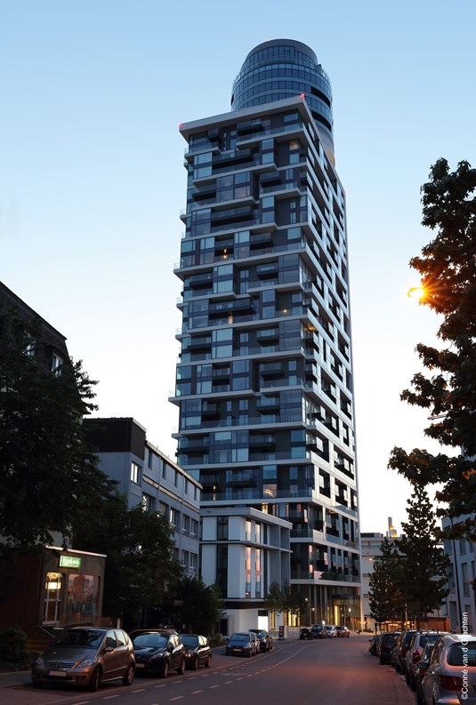 Torre Henninger di Francoforte con elementi vetrati Wicona