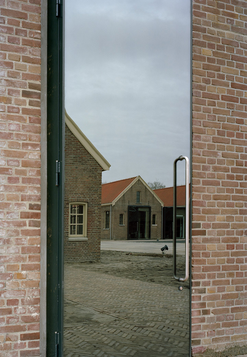 Door to the mirror