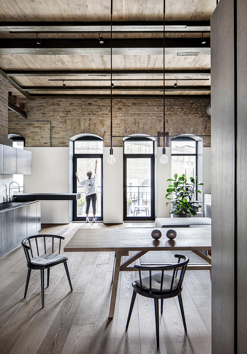 Salón luminoso en un apartamento histórico