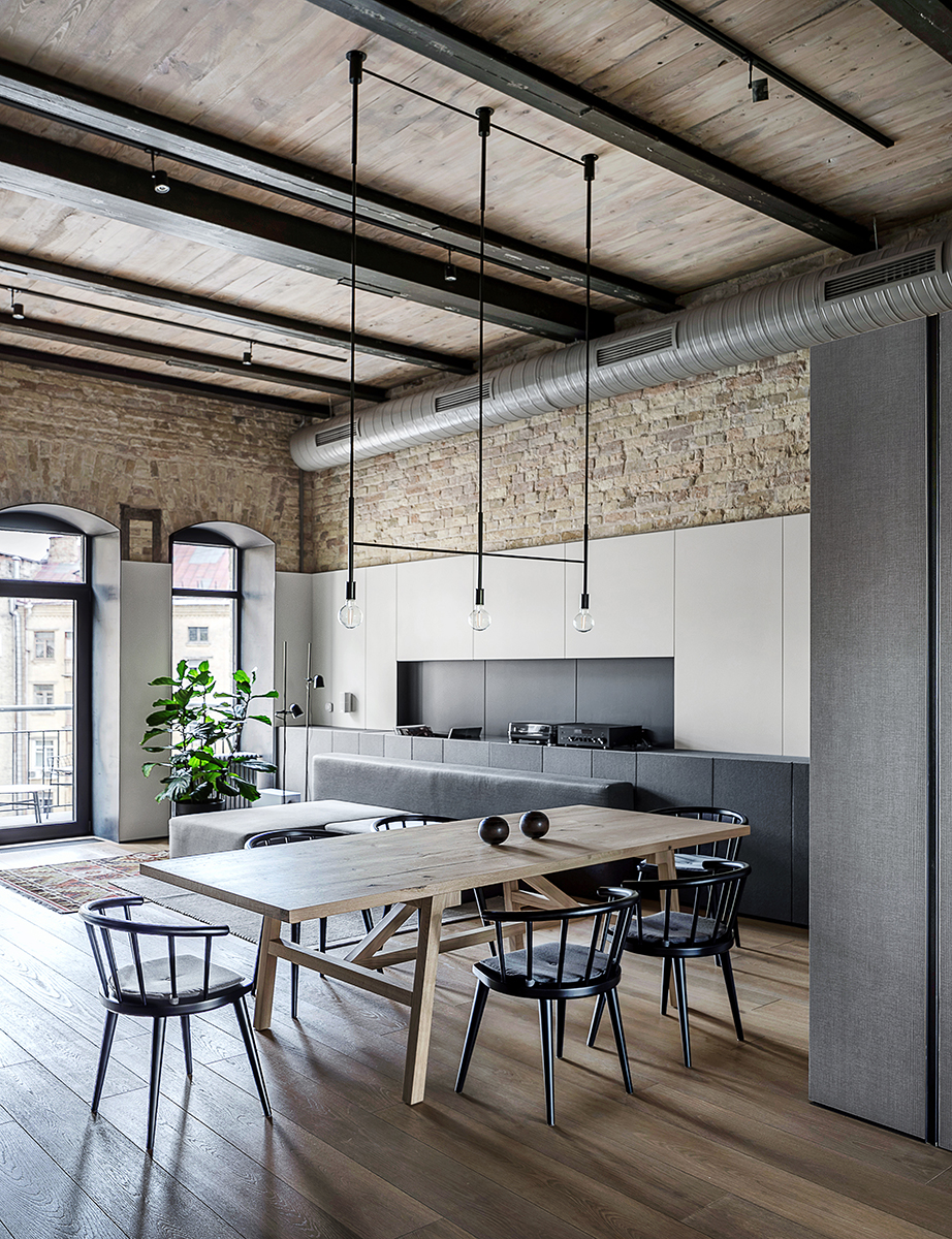 Salón luminoso en un apartamento histórico