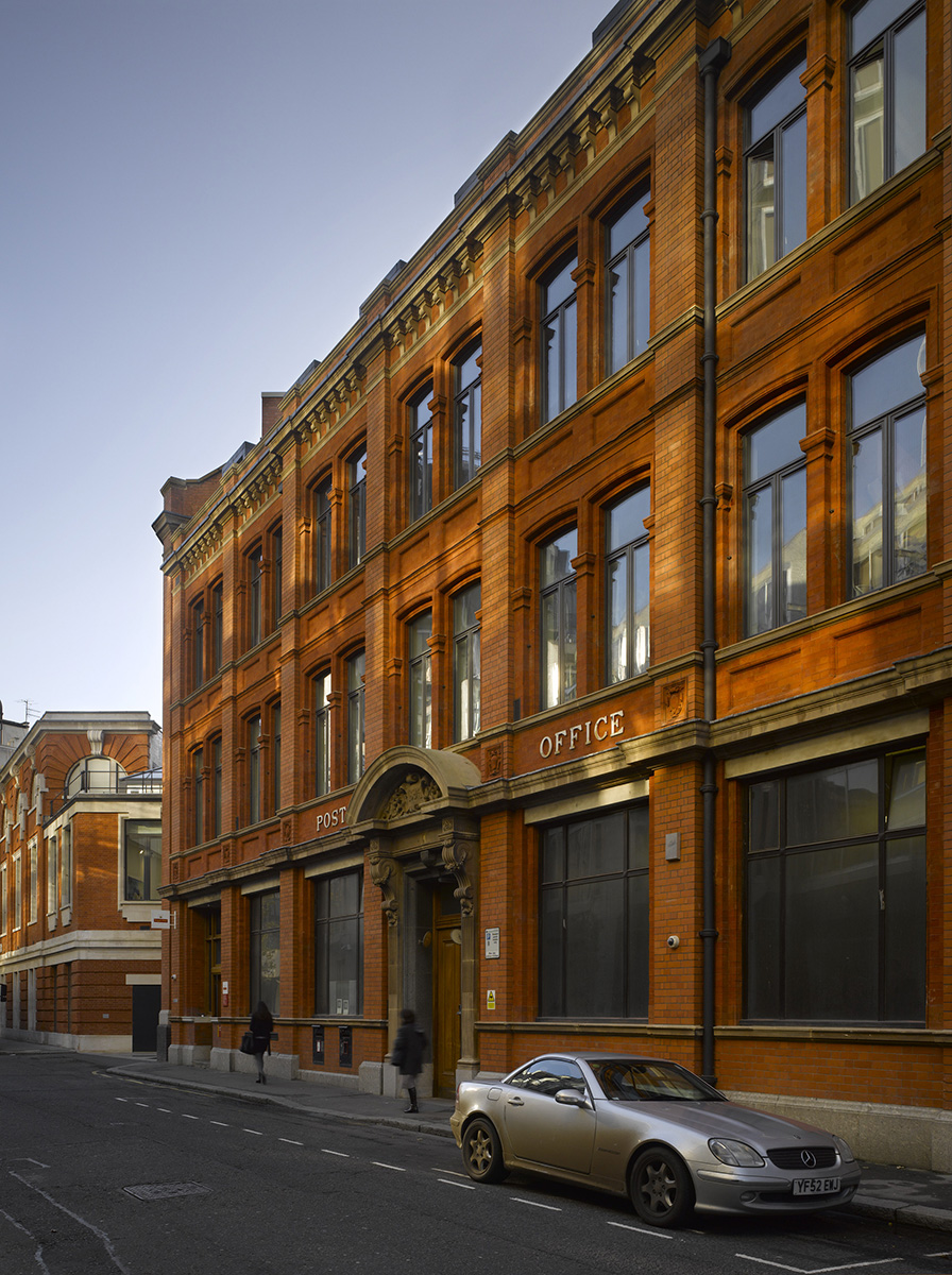Edificio histórico de ladrillo rojo