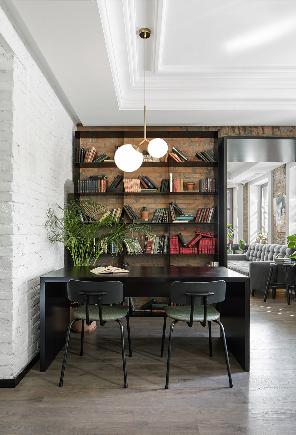 Tavolo con libreria