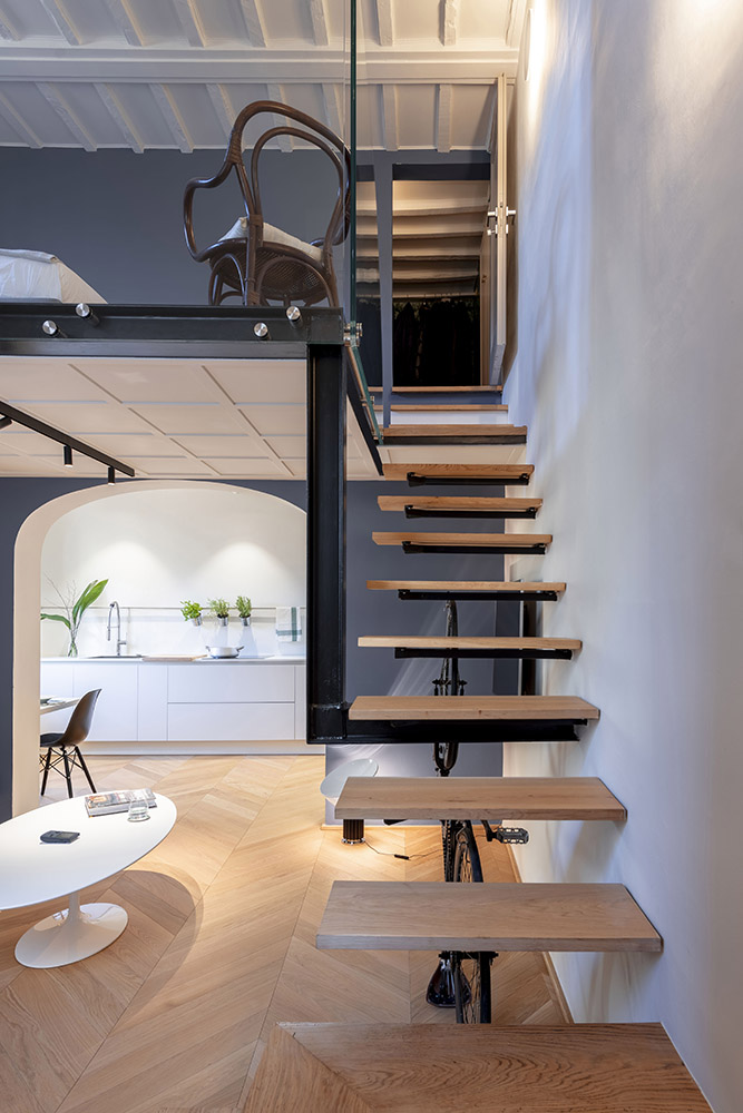 Apartment with arch