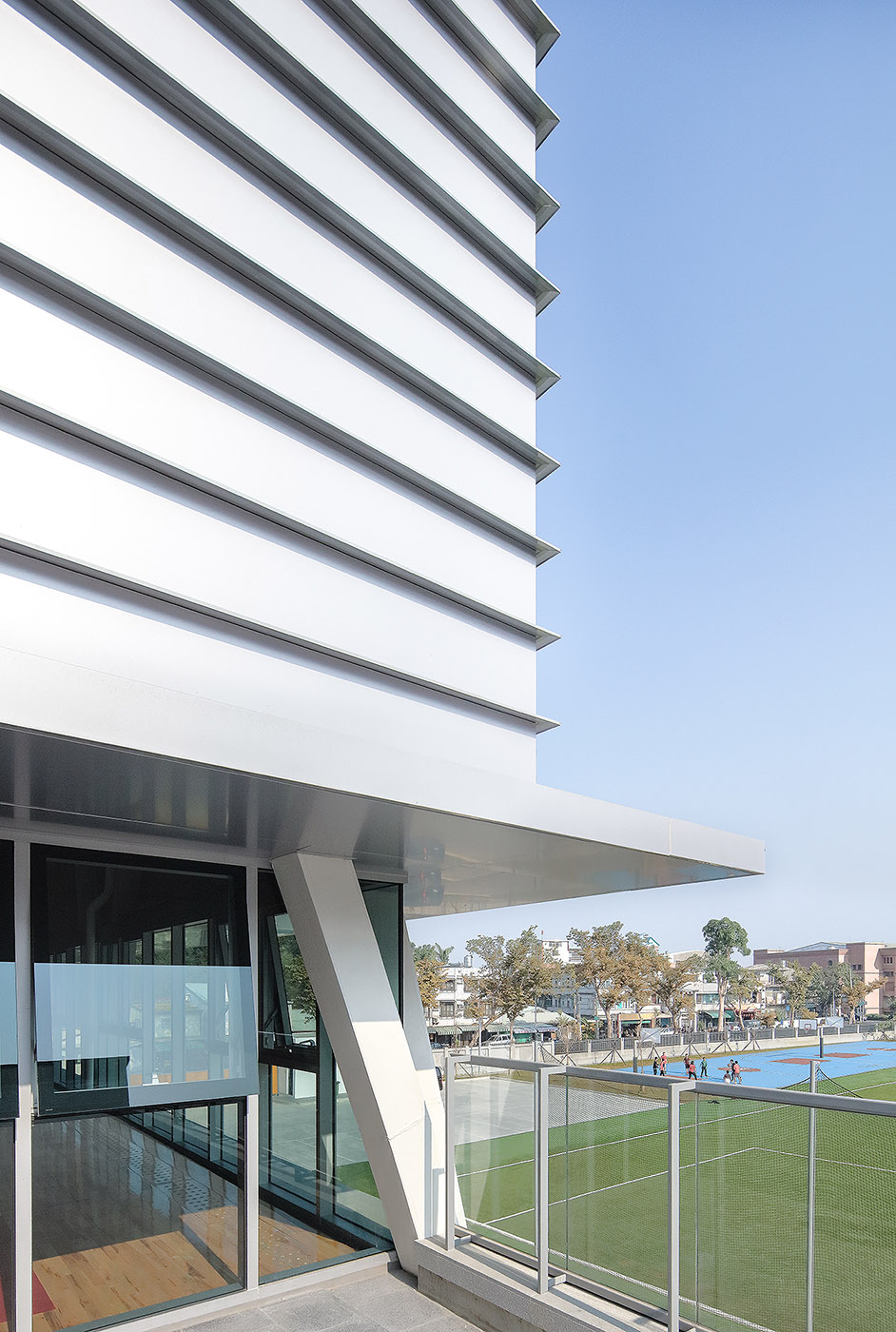 edificio palestra ampliamento vetro
