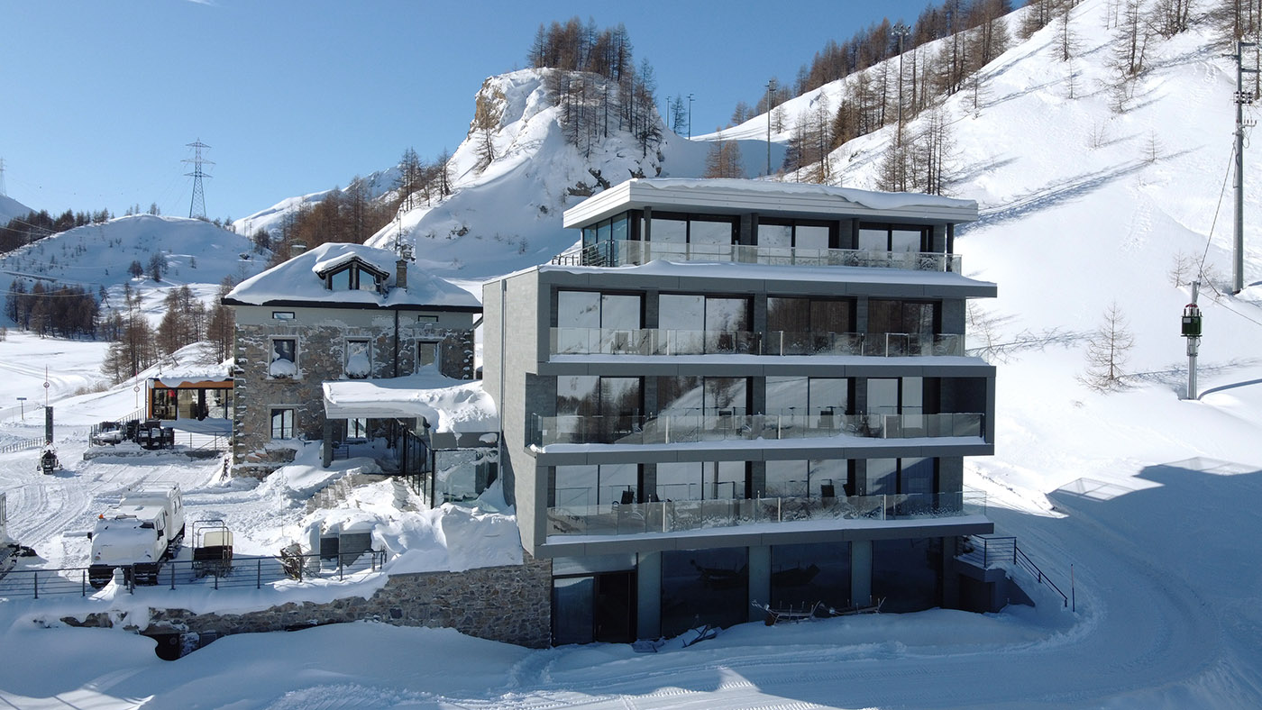 Hotel Re delle Alpi with Ariostea cladding