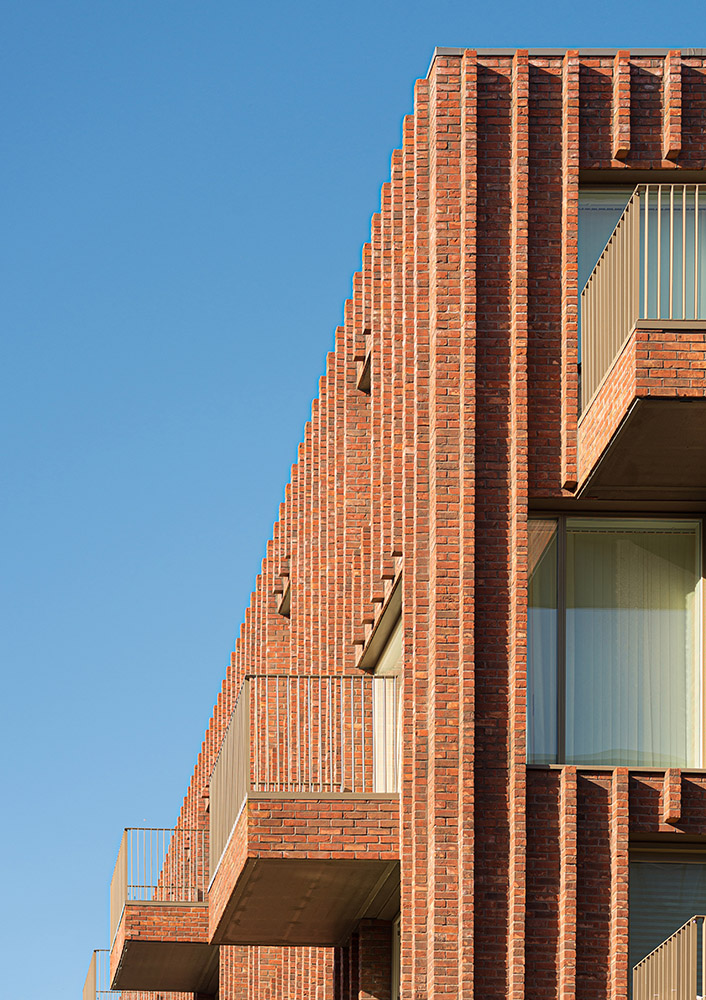 Complejo residencial de ladrillos con plantas