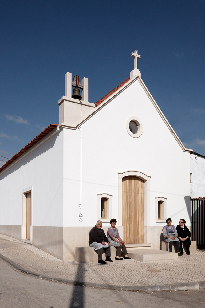 Fronte della cappella con abitanti del villaggio