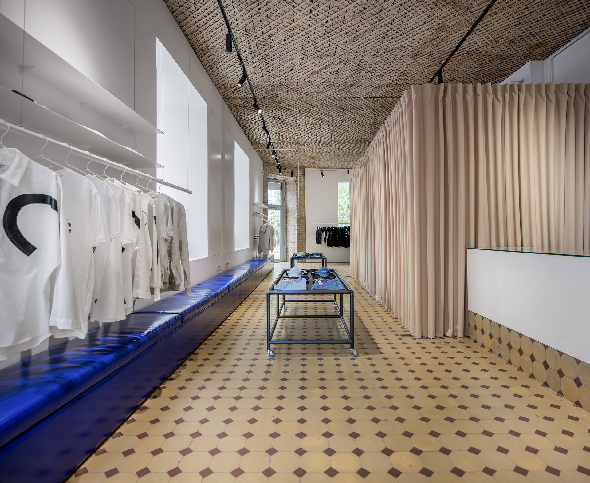 Showroom and tailoring in Kiev. Simple shapes in a historical layout with a complex geometry
