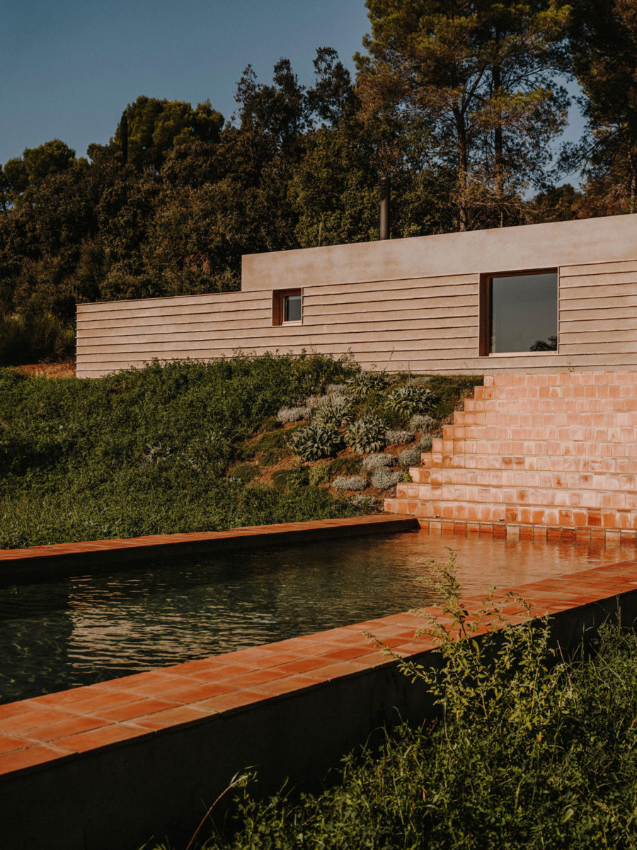 Casa en Cataluña. Cerámica y piedra local protagonistas de la construcción