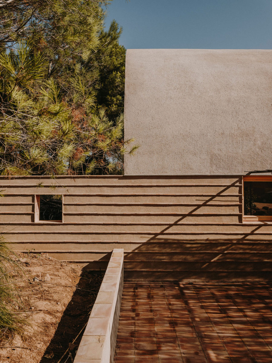 Casa en Cataluña. Cerámica y piedra local protagonistas de la construcción