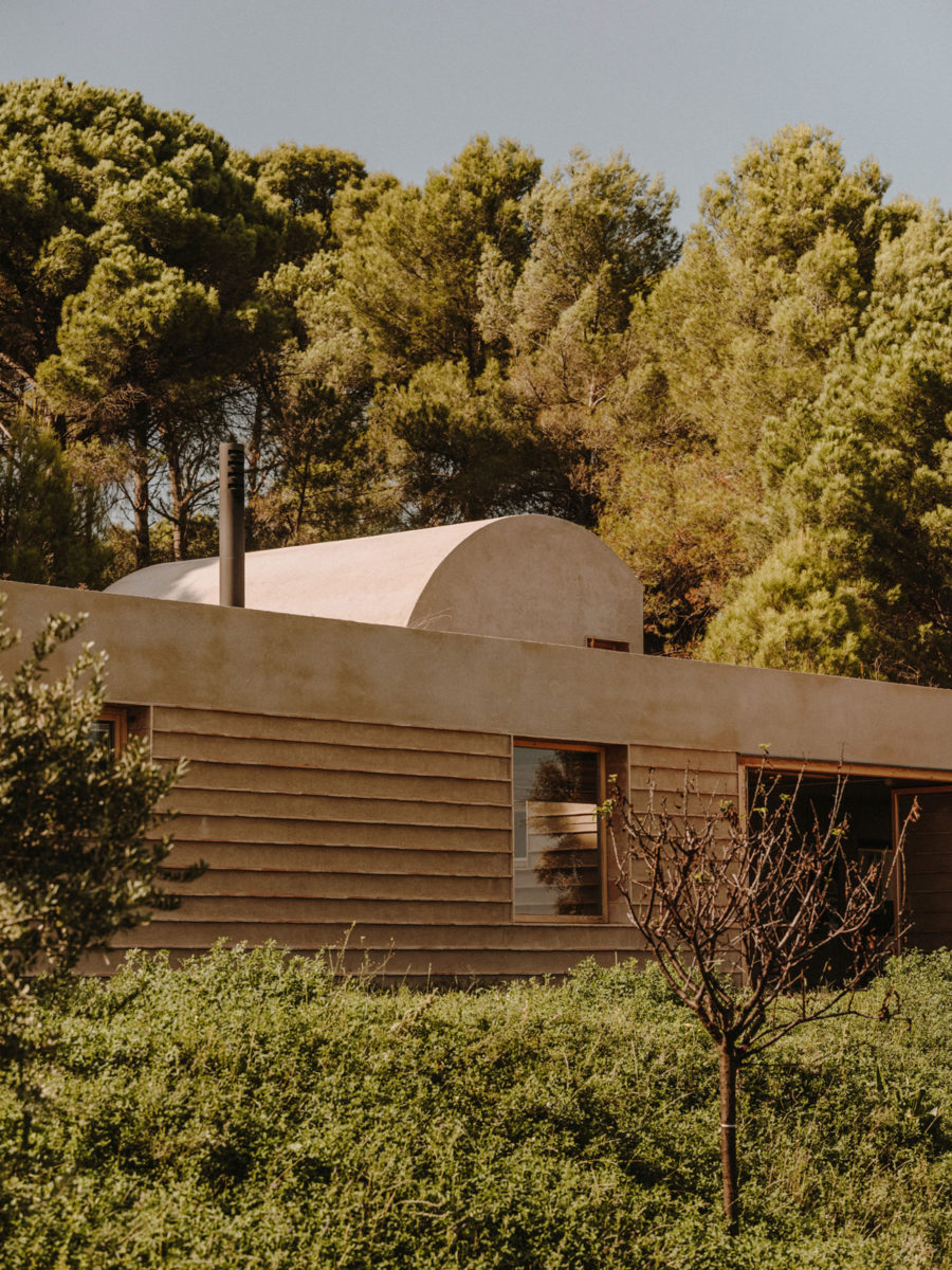 Casa en Cataluña. Cerámica y piedra local protagonistas de la construcción