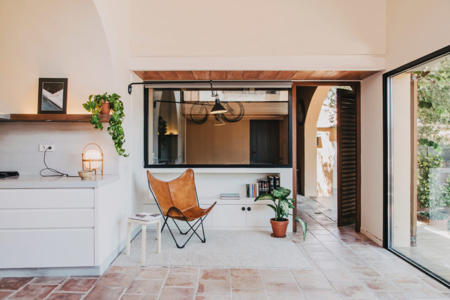 Housing in a rural village of Empordà. From a large summer residence to a permanent one