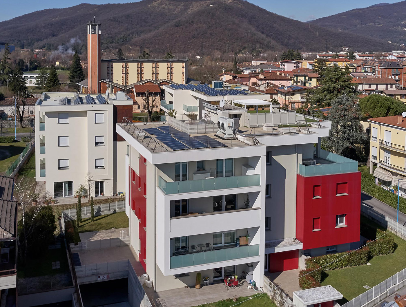 Complesso residenziale a Brescia. Volumi architettonici puri enfatizzati dal colore e dall’essenzialità del vetro
