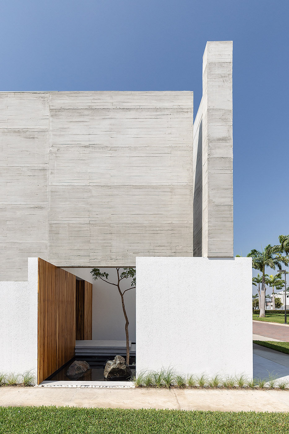 Casa Mocoli: a fascinating sculpture with purist lines for an encounter with yourself
