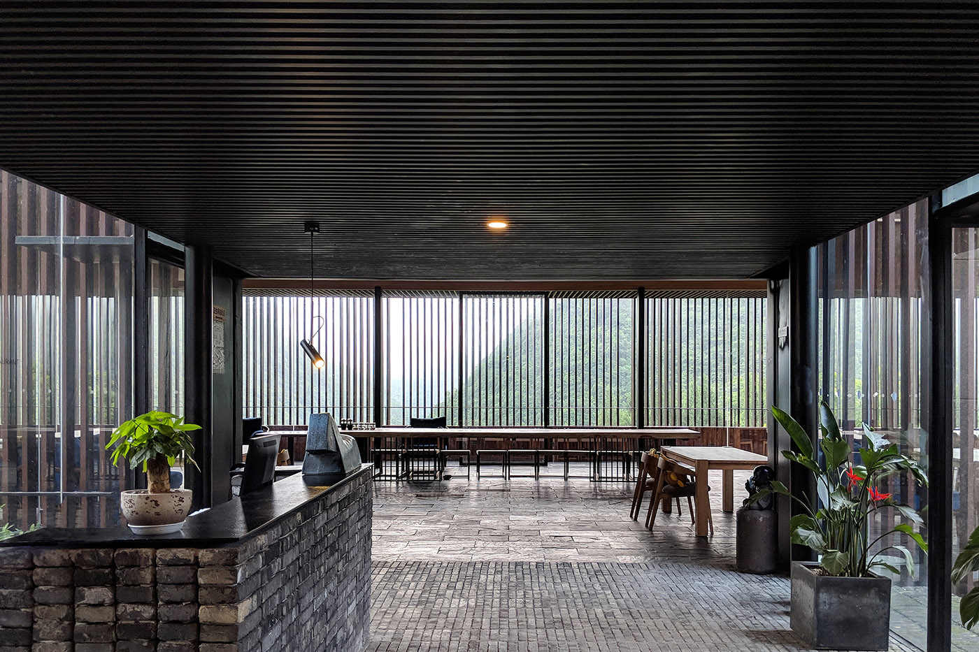 Mountain Restaurant & Bar: volumes, spaces and settings following the slope of a hill