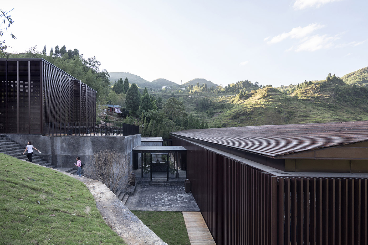 Mountain Restaurant & Bar: volumes, spaces and settings following the slope of a hill
