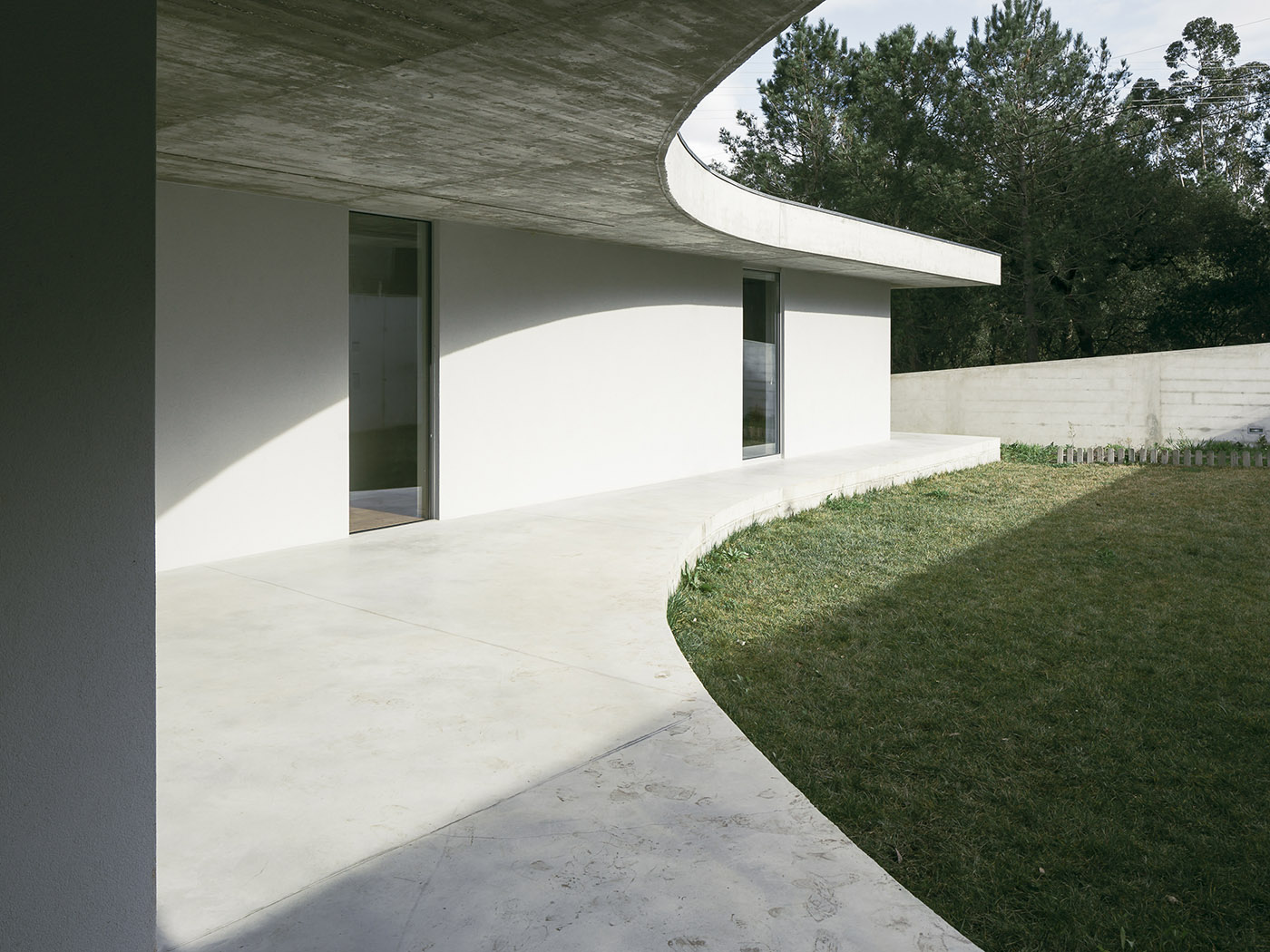 Gloma House, two organically shaped cement slabs define the architecture