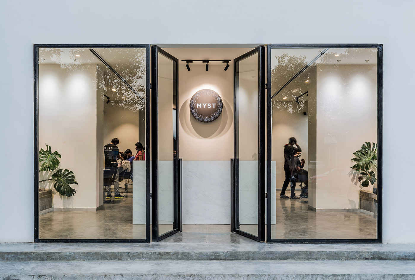 Myst Salon and Spa, from the tradition of the first Indian barber shops, a wellness experience among the foliage and the design