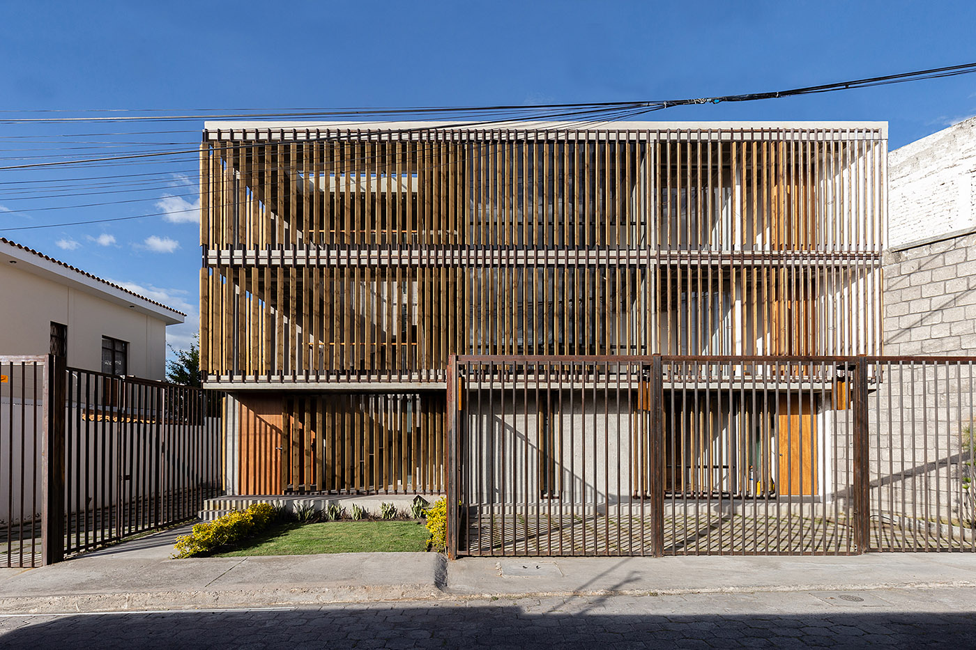 In Ecuador, the CRIBA Building infringes on its walls as an antidote from the fear and lack of communicationUntitled Article
