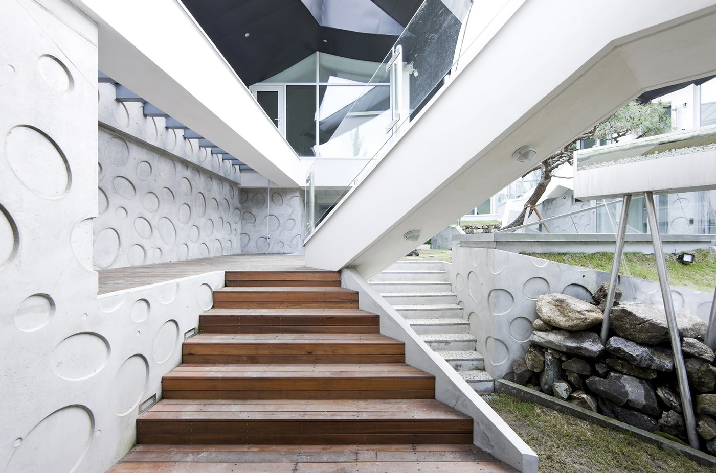 A Korean tradition in a modern architectural style for the hyper-dynamic GA ON JAI villa