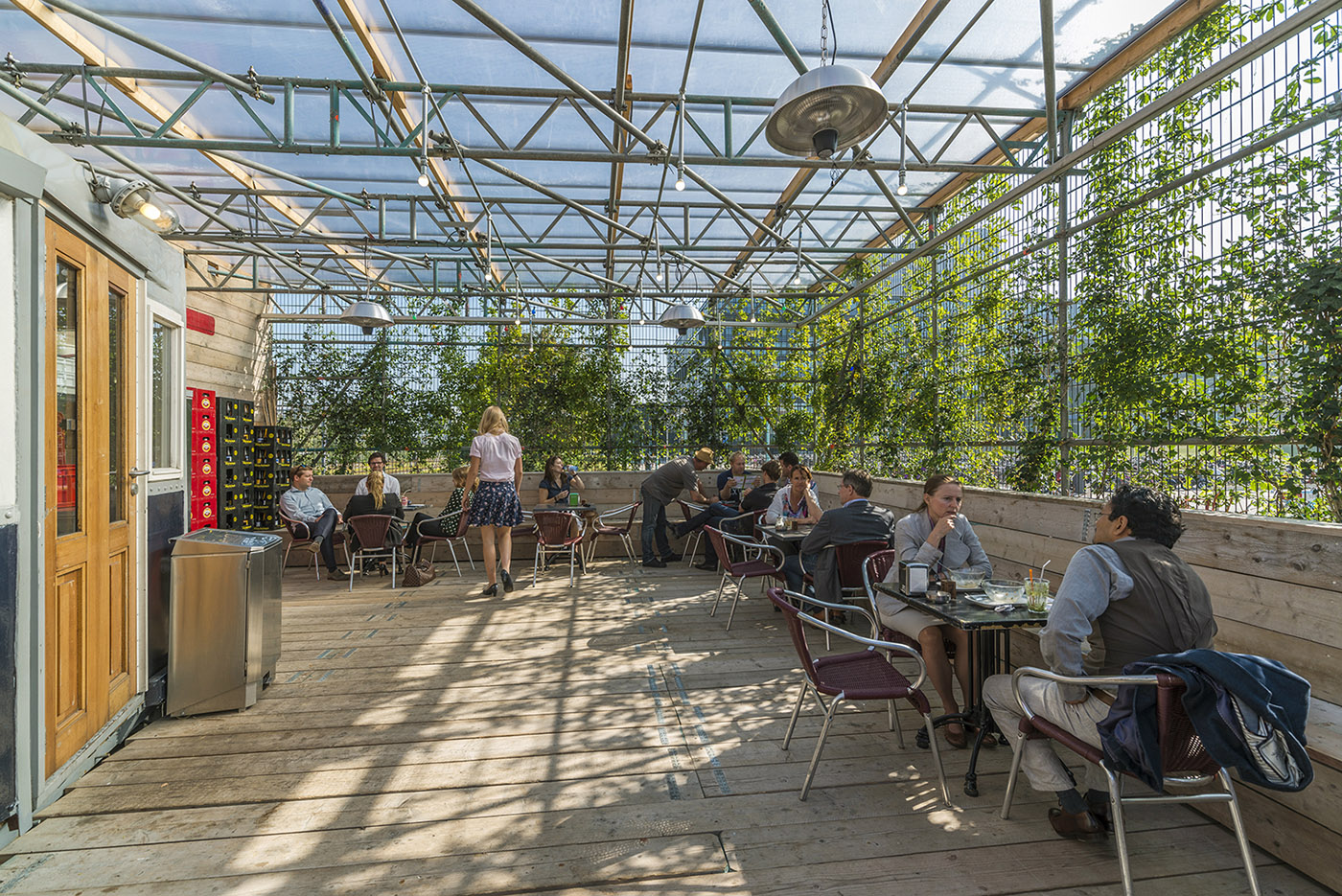 The Amsterdamsche Tram, from the repurposing of recycled materials, is transformed into a picturesque and unconventional new urban point of interest in Amsterdam