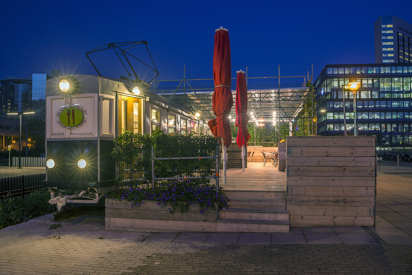 The Amsterdamsche Tram, from the repurposing of recycled materials, is transformed into a picturesque and unconventional new urban point of interest in Amsterdam