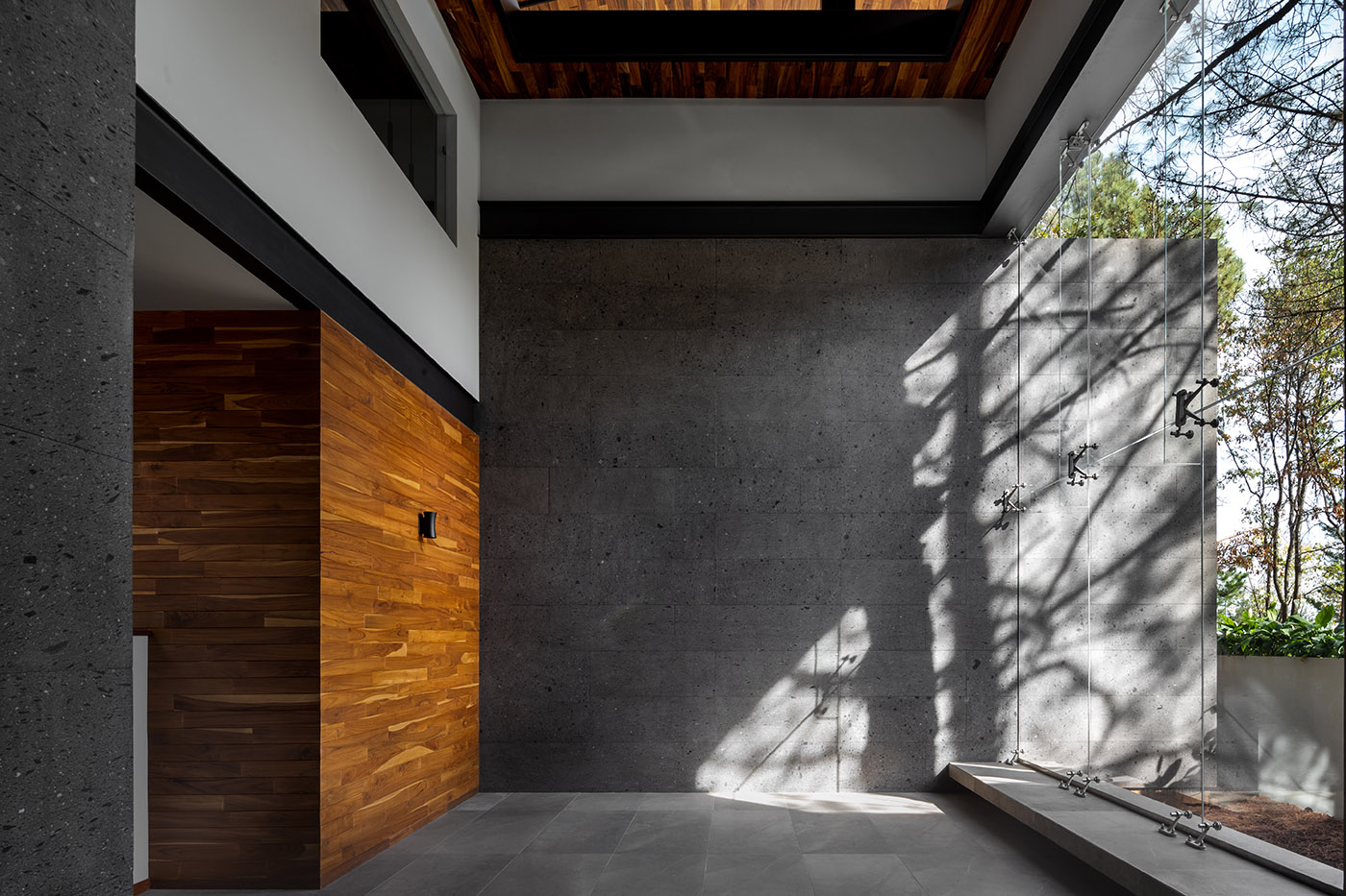At Casa entre Pinos, flexible spaces, natural light and the vegetation define the architecture