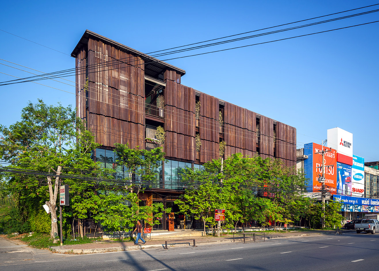 Green and red interiors for the Oui J'aime Hotel, an echo of Chinese tradition
