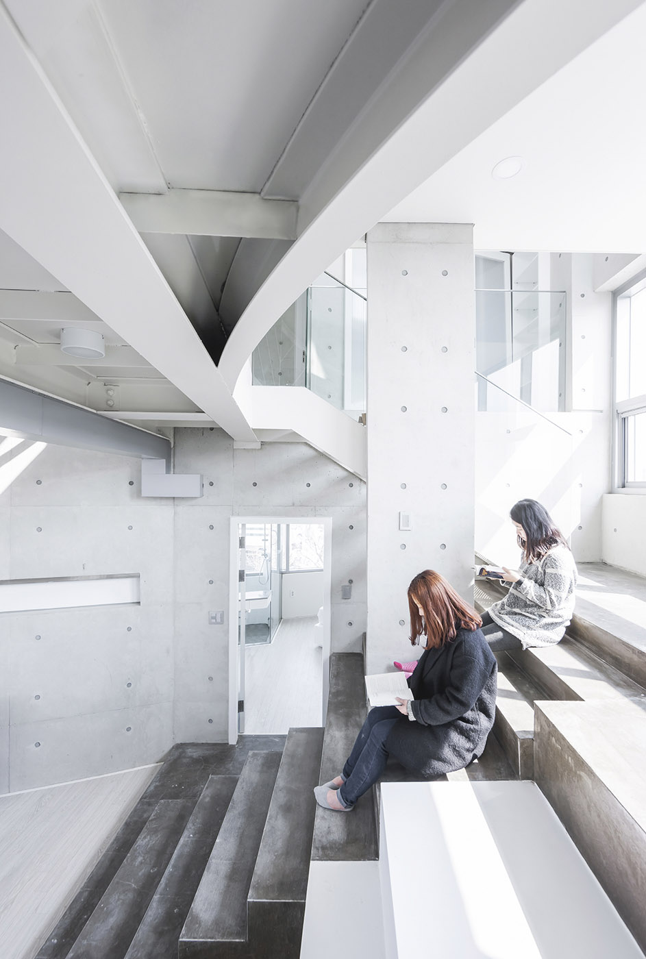 Archi-Fiore: masse metalliche si combinano per dare vita ad un fiore architettonico