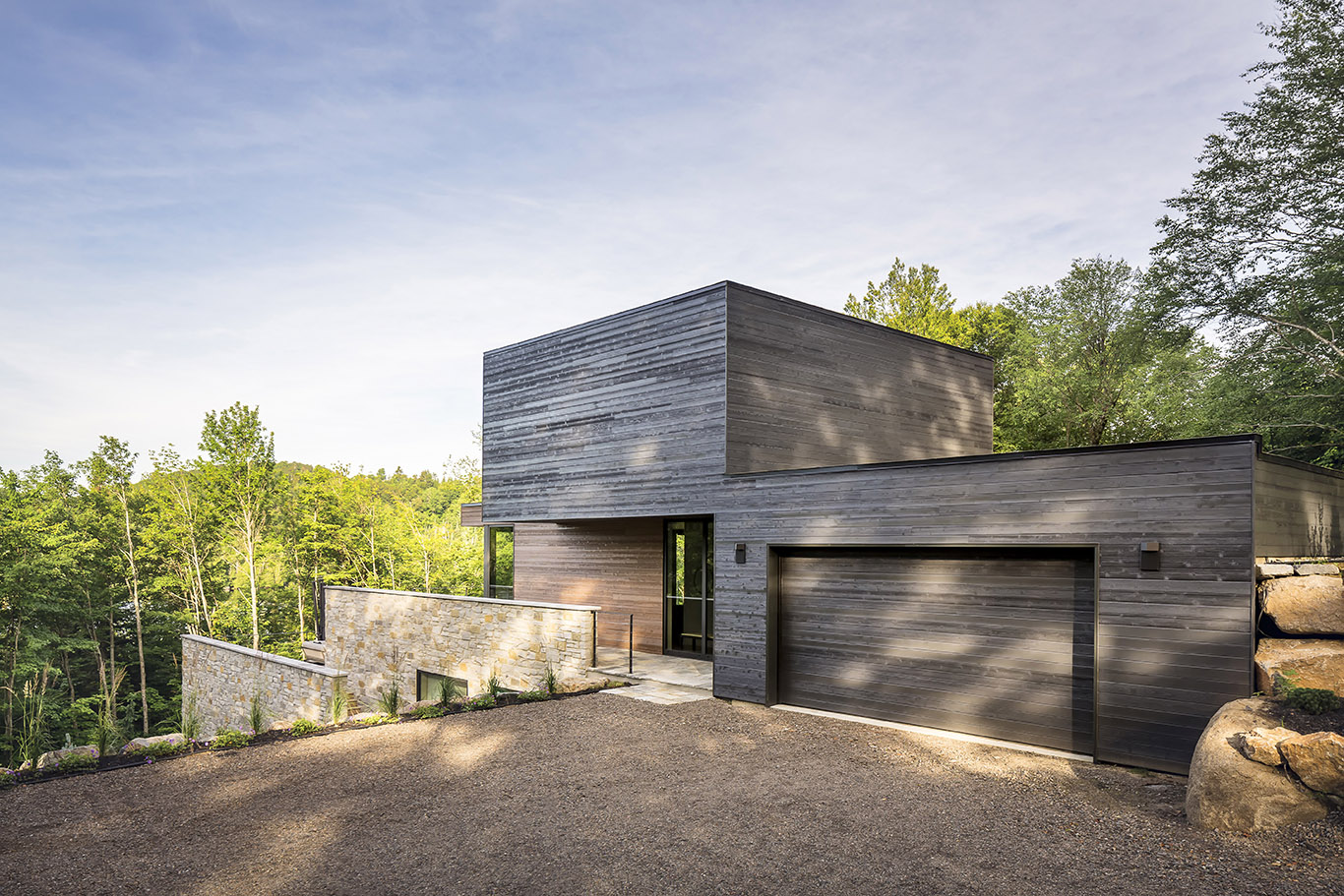 Villa Estrade: a captivating spatial composition that adapts to a steep and rocky topography
