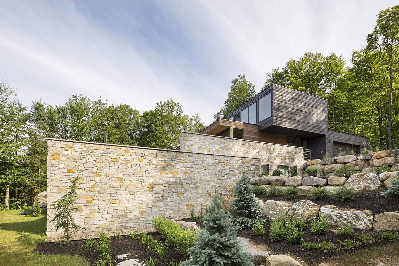 Villa Estrade: a captivating spatial composition that adapts to a steep and rocky topography
