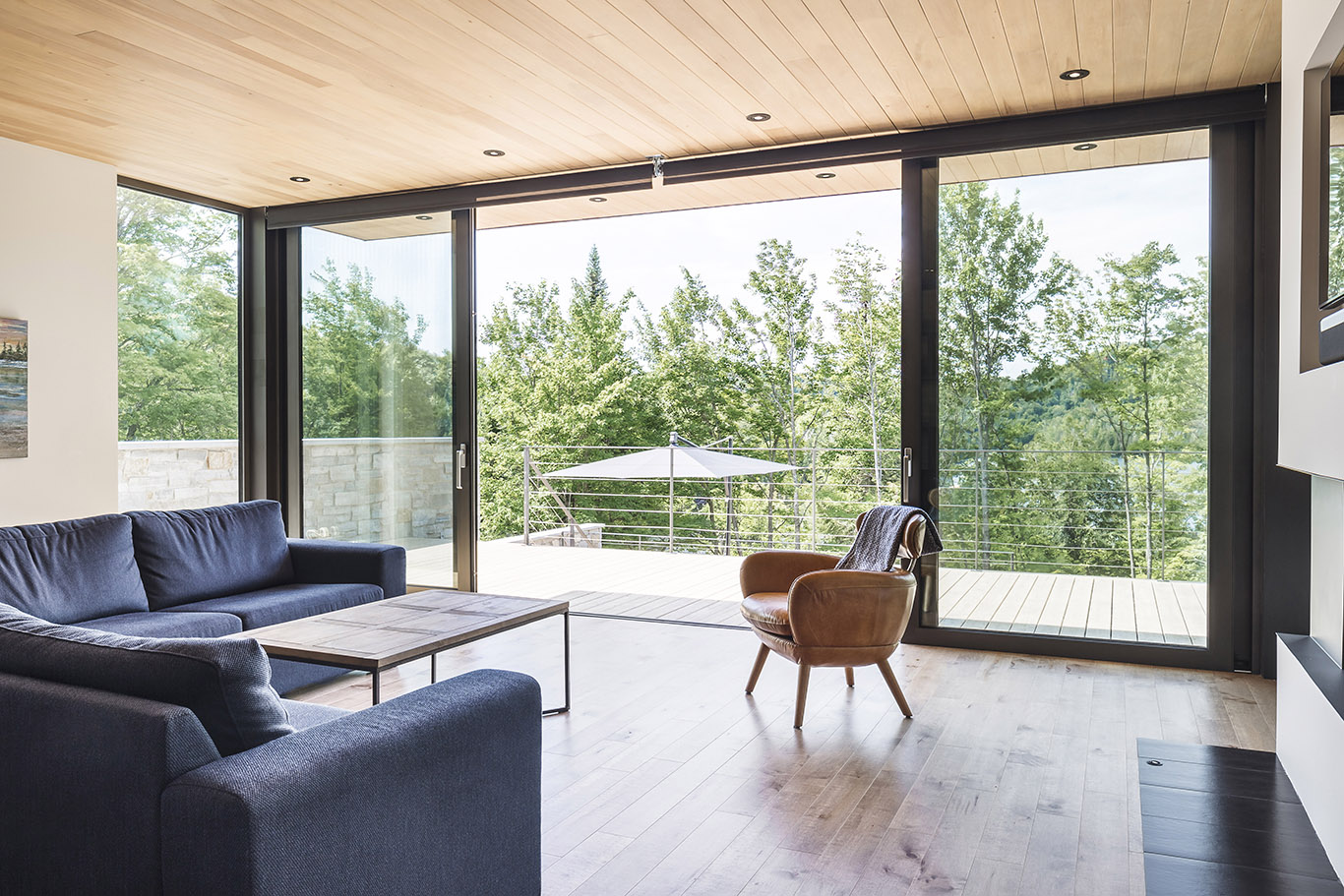 Villa Estrade: a captivating spatial composition that adapts to a steep and rocky topography