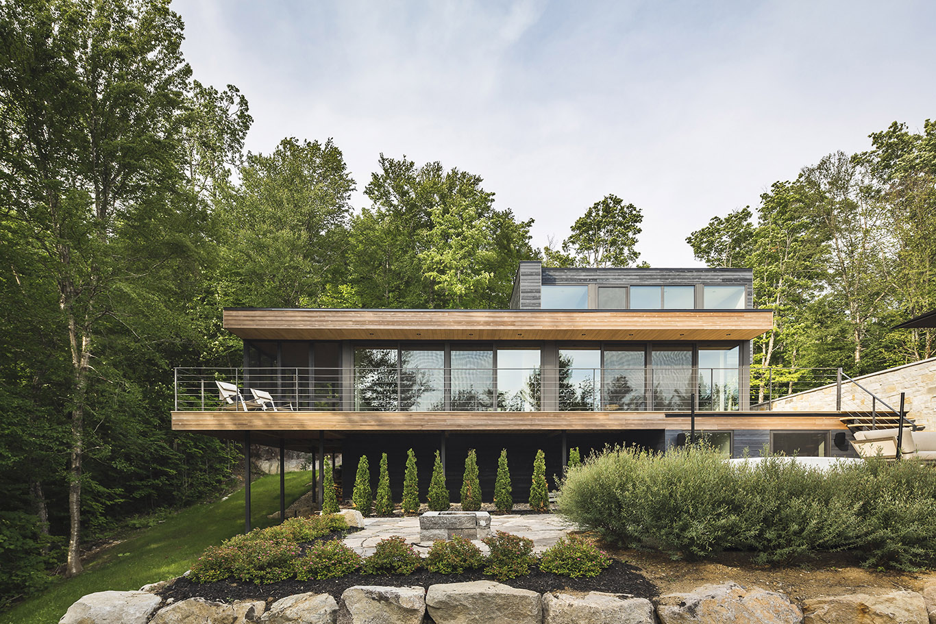 Villa Estrade: a captivating spatial composition that adapts to a steep and rocky topography