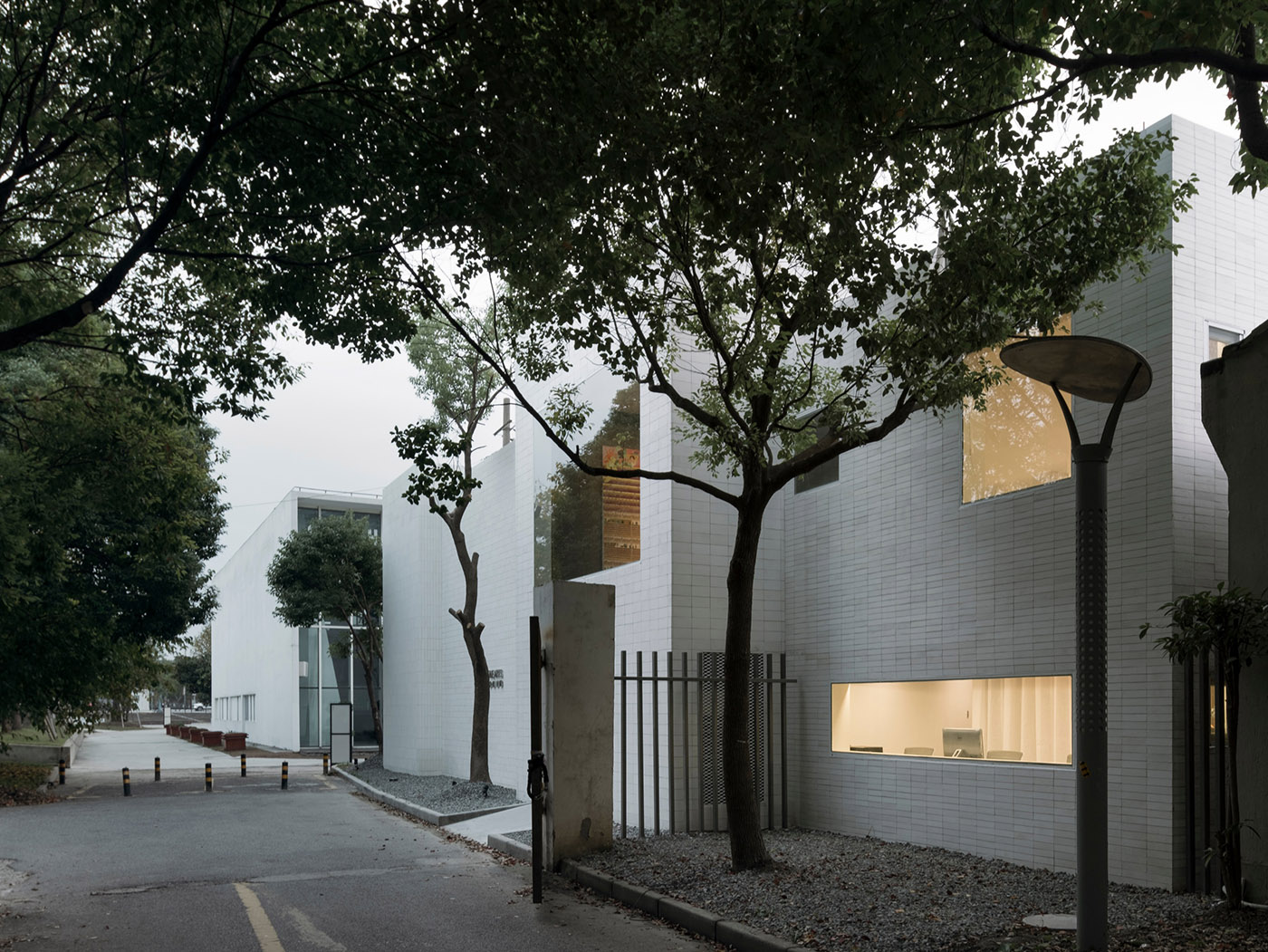 Purity of volume, natural light and traditional materials blend in the design of the new OTA FINE ARTS gallery