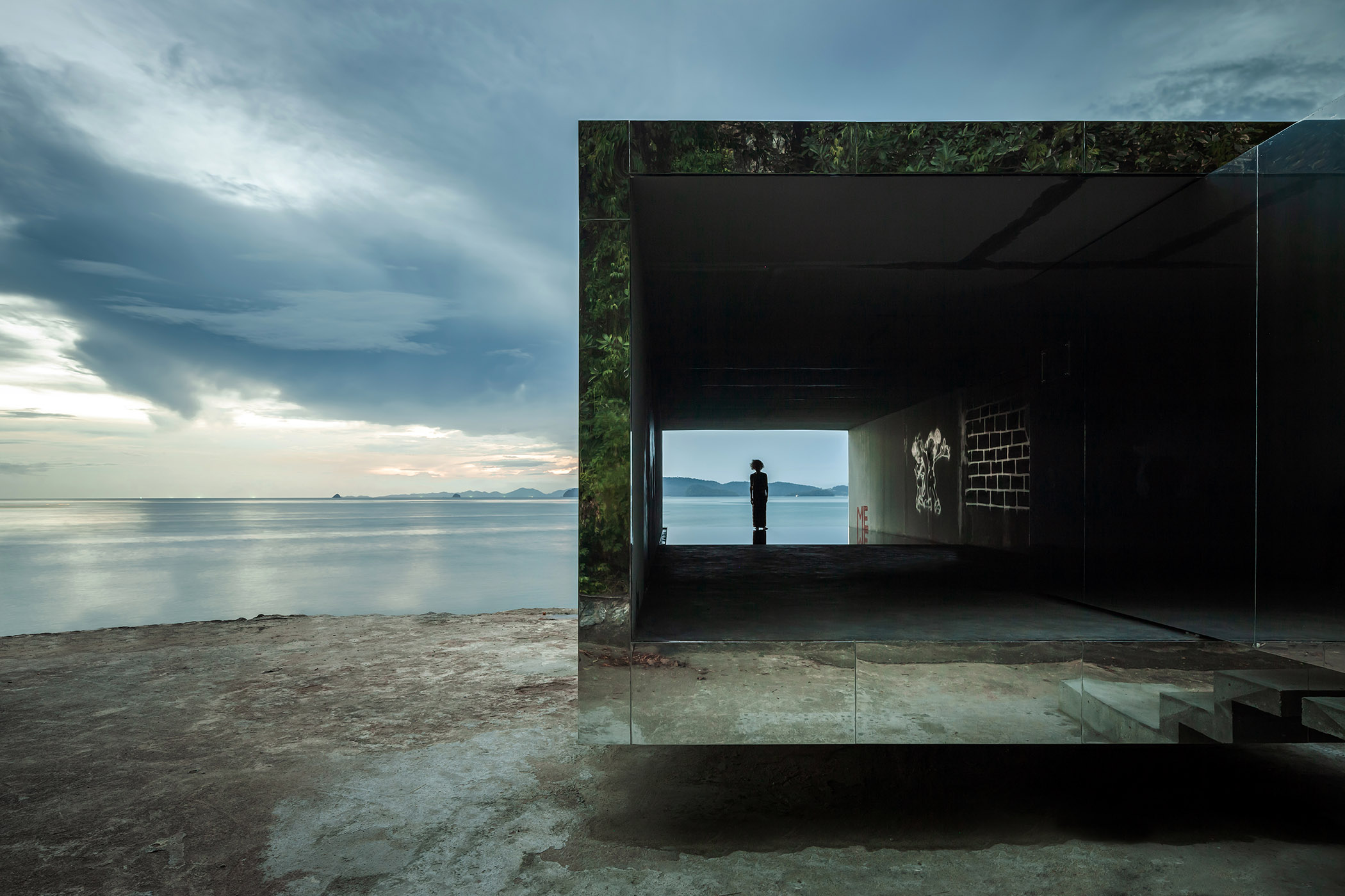 No sunrise, no sunset pavilion. The steel reflects the surrounding nature between reality and illusion