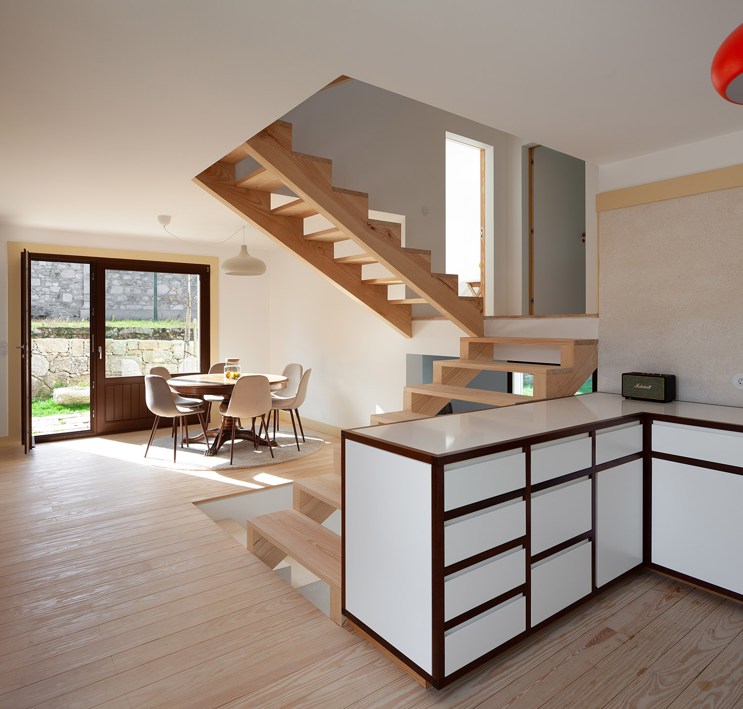 Casa em Afife. Minimalist architecture designed to blend in with the natural slopes of the land