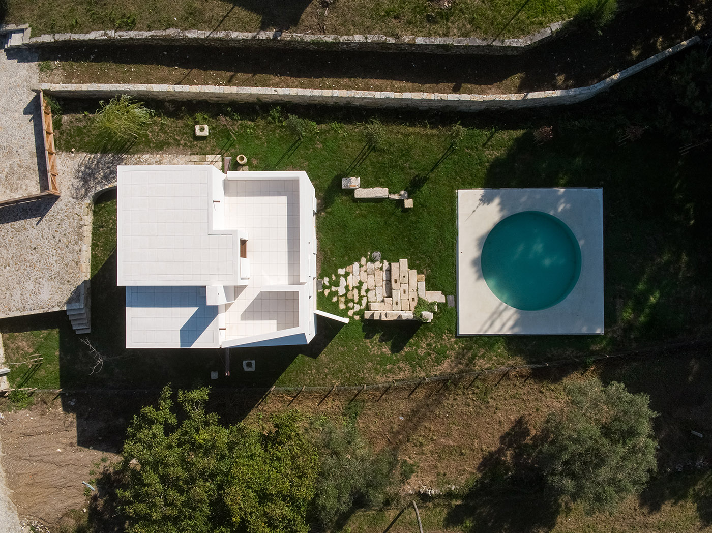 Casa em Afife. Minimalist architecture designed to blend in with the natural slopes of the land