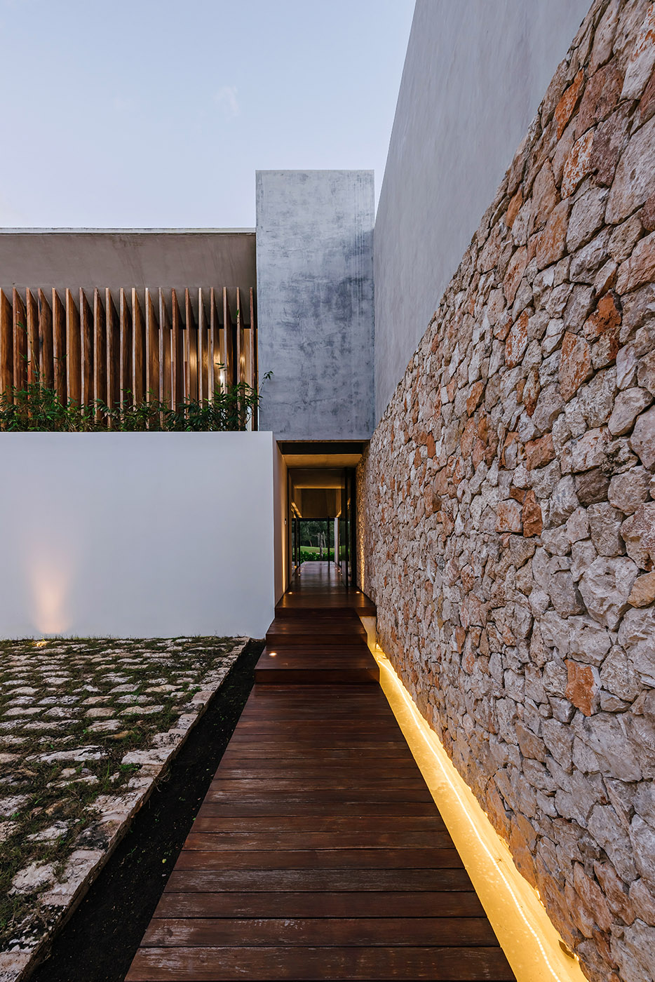 Winter House: a dance of different colors in the middle of unspoiled nature