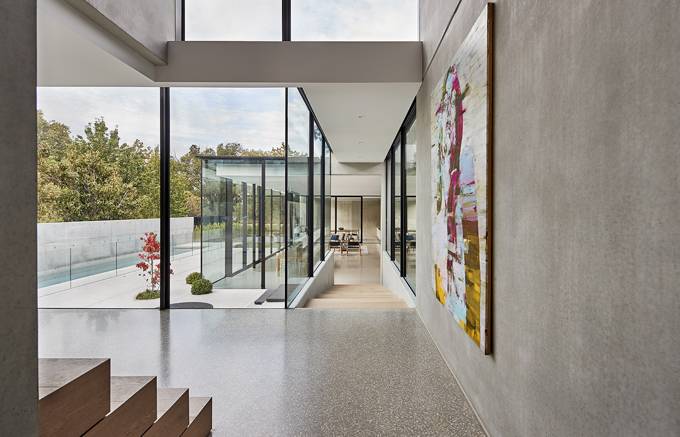 Salmon Avenue, an architecture designed as a manifesto to represent the beauty of raw concrete
