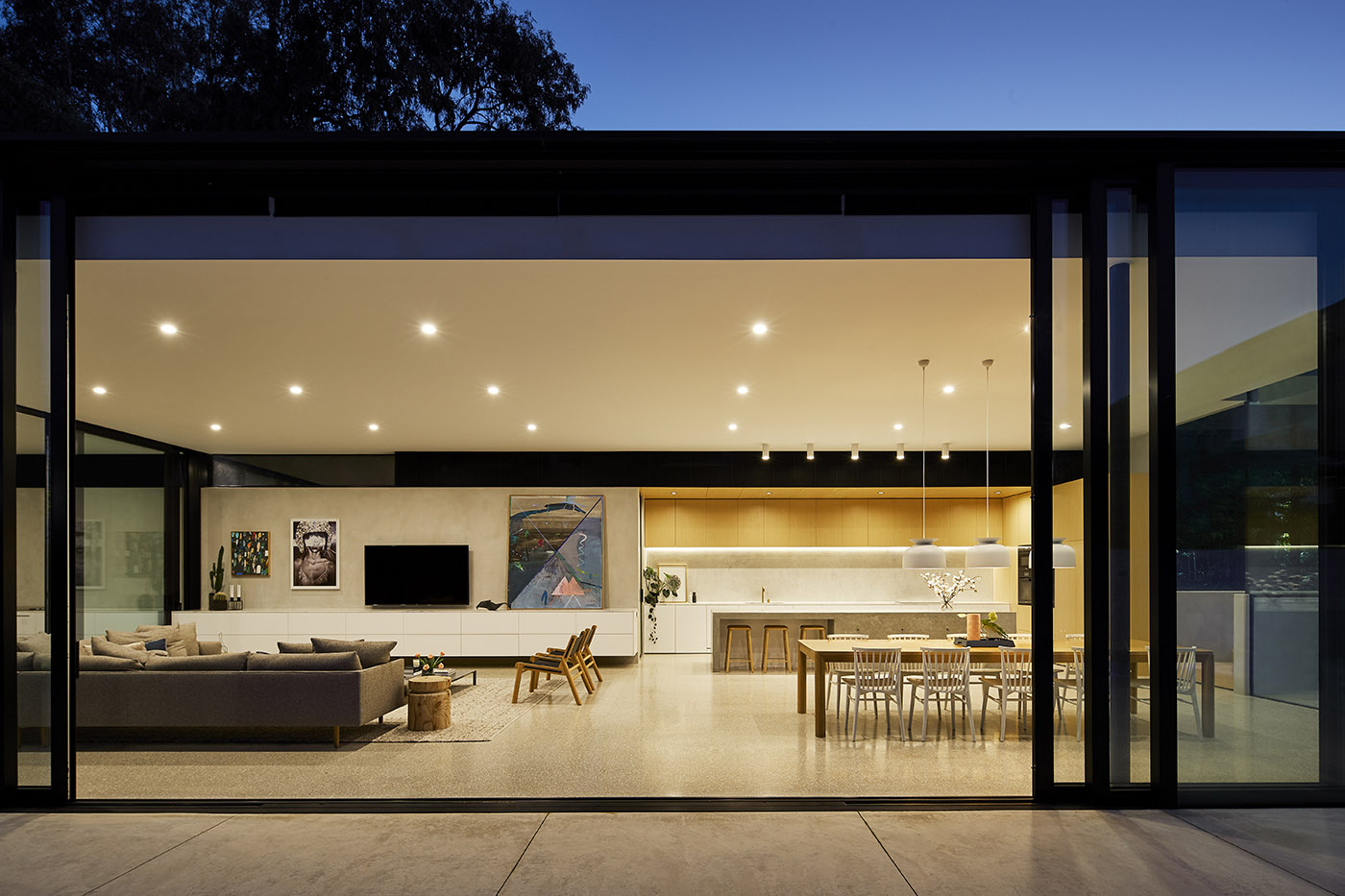 Salmon Avenue, an architecture designed as a manifesto to represent the beauty of raw concrete