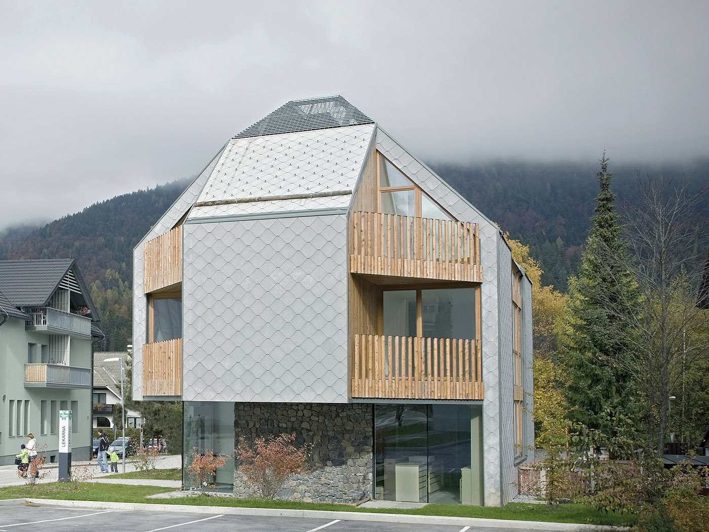 In the Austrian Alps, wood and metal combine to perfection to give life to Alpine Sky Apartments