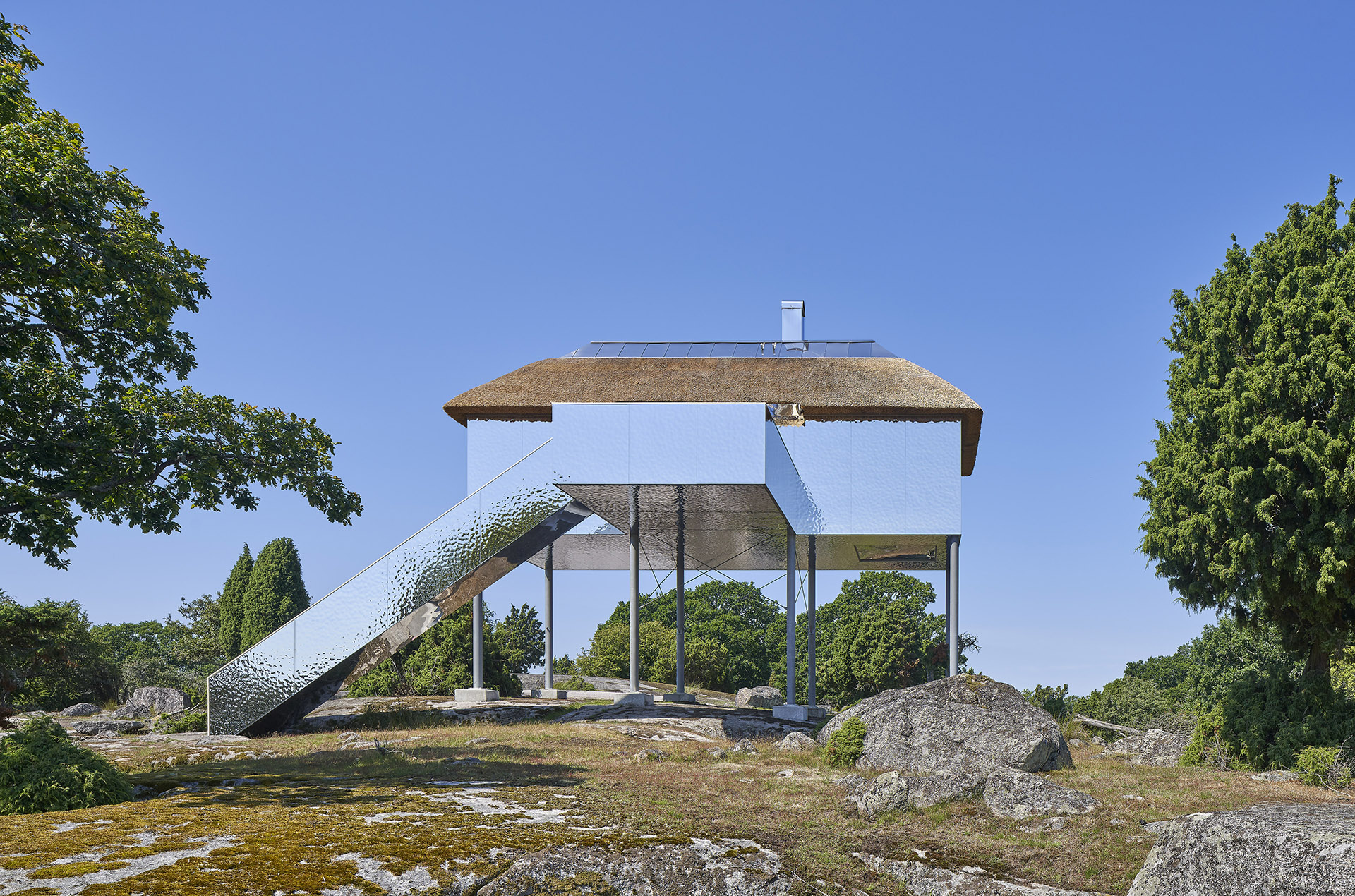 Synvillan, the illusion of a house dissolving in Scandinavian nature