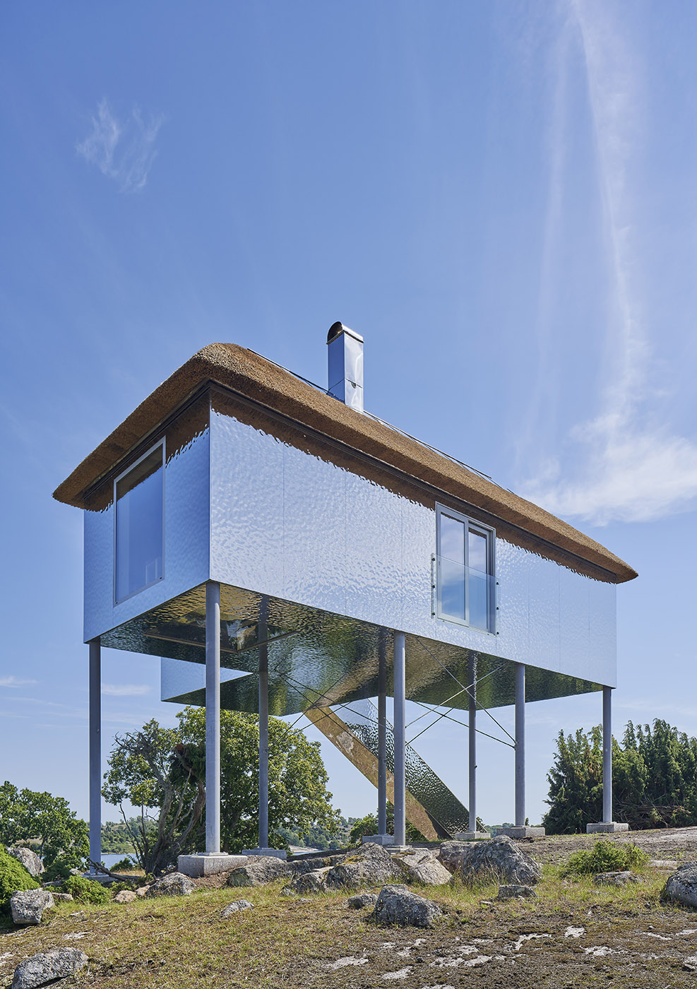 Synvillan, the illusion of a house dissolving in Scandinavian nature