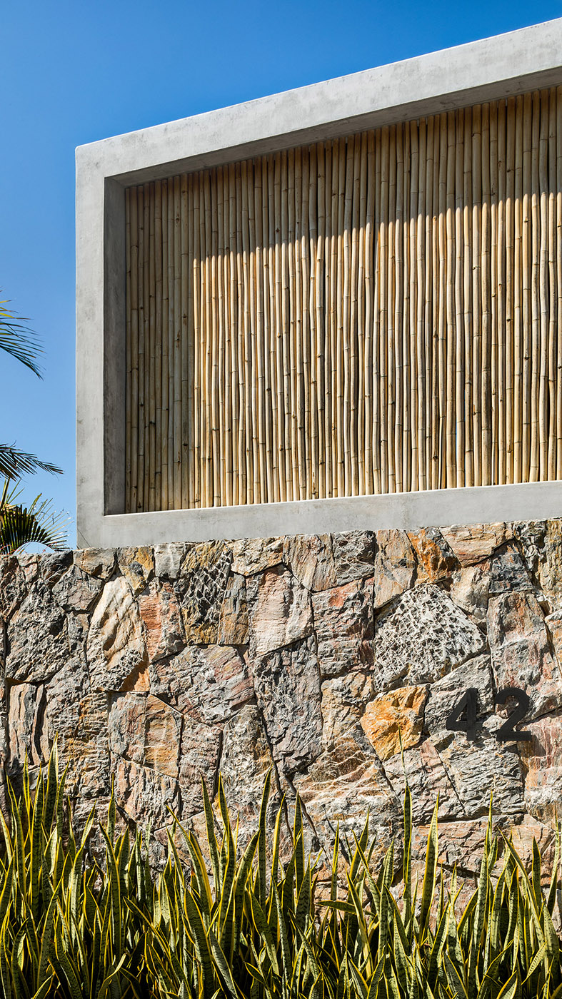 Su una delle colline più alte di Zihuatanejo, Casa Z si apre sul panorama fluttuando nell’aria