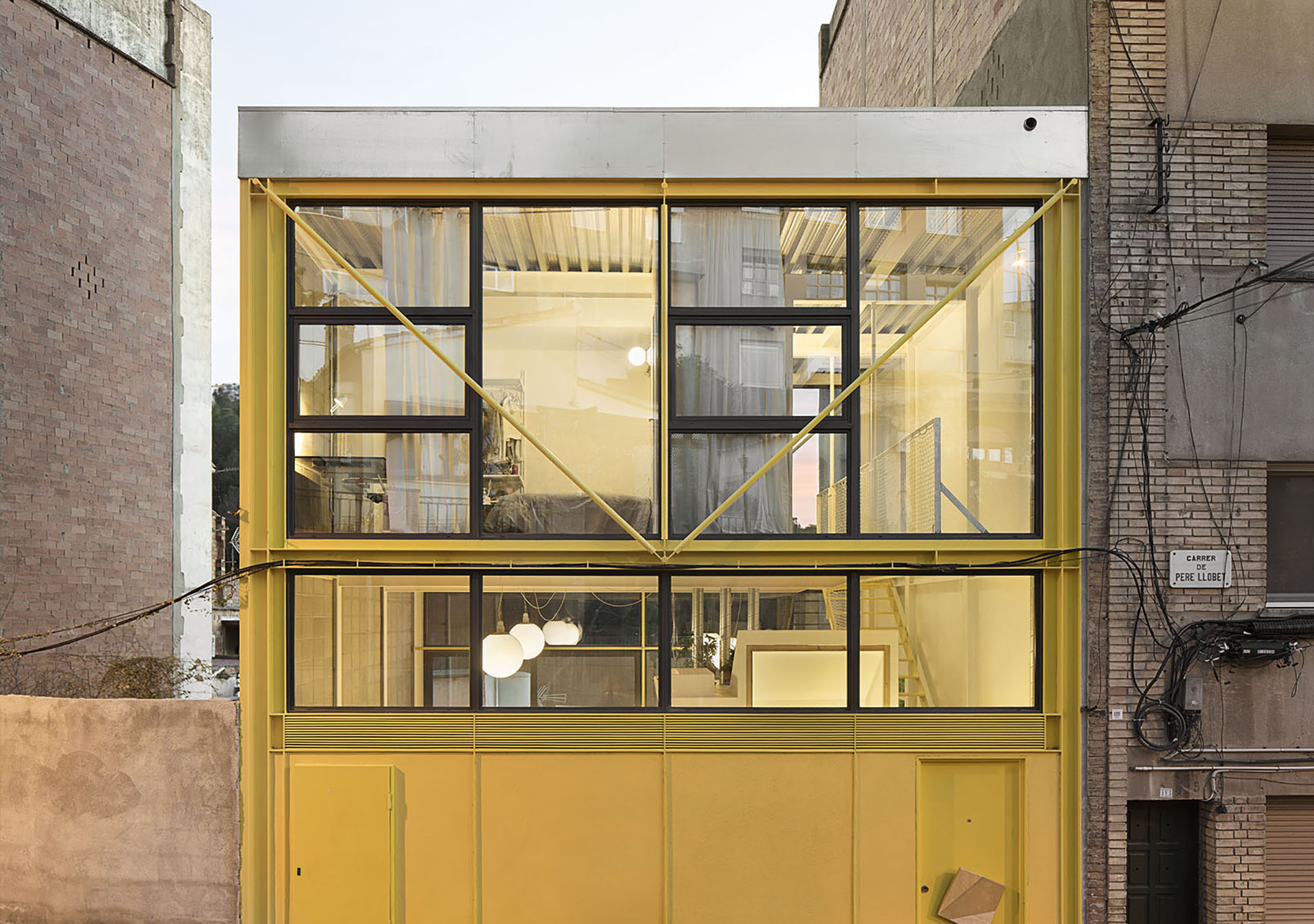 Yellow for a metal structure which somehow