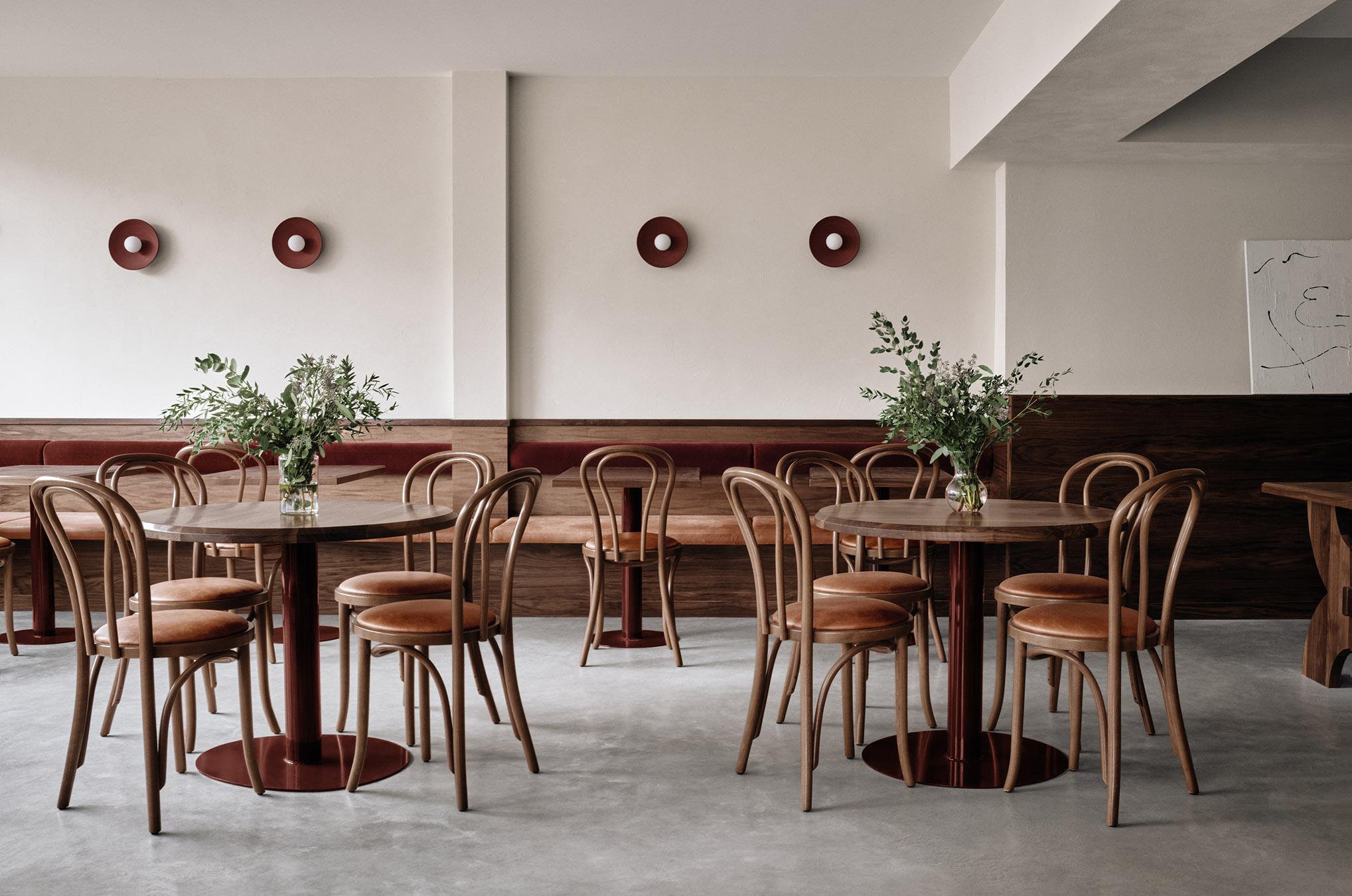 Café Chez Teta. Walnut wood and Lebanese traditions for a space with a minimalist aesthetic